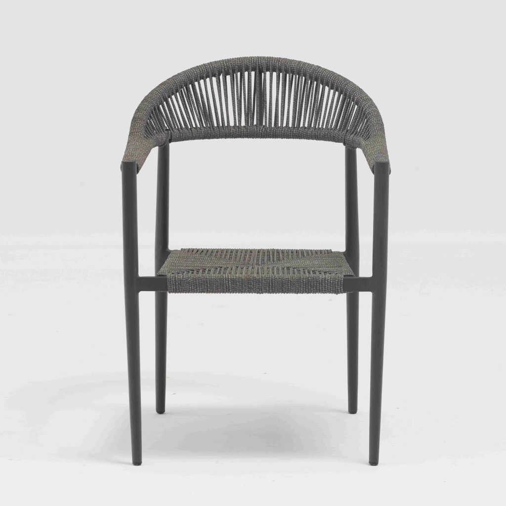 Aluminum dining set – weatherproof, so you can leave it out daily without worry.